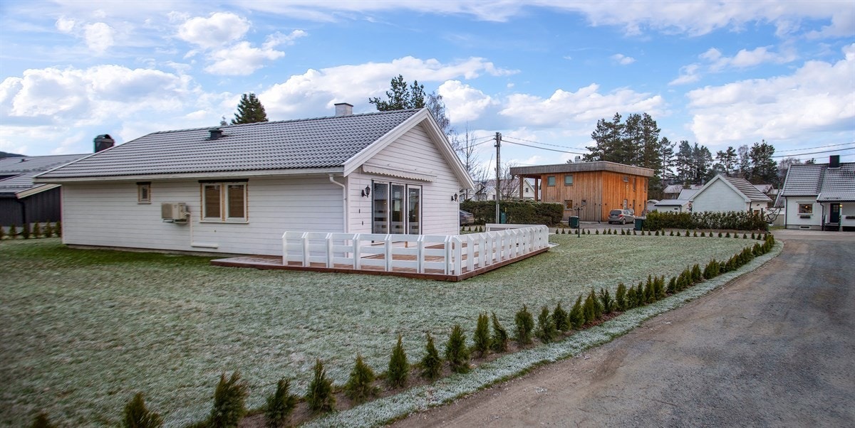 Eneboligen ligger i et attraktivt, stille og rolig boligområde på Steinberg i Nedre Eiker kommune. Galleribilde