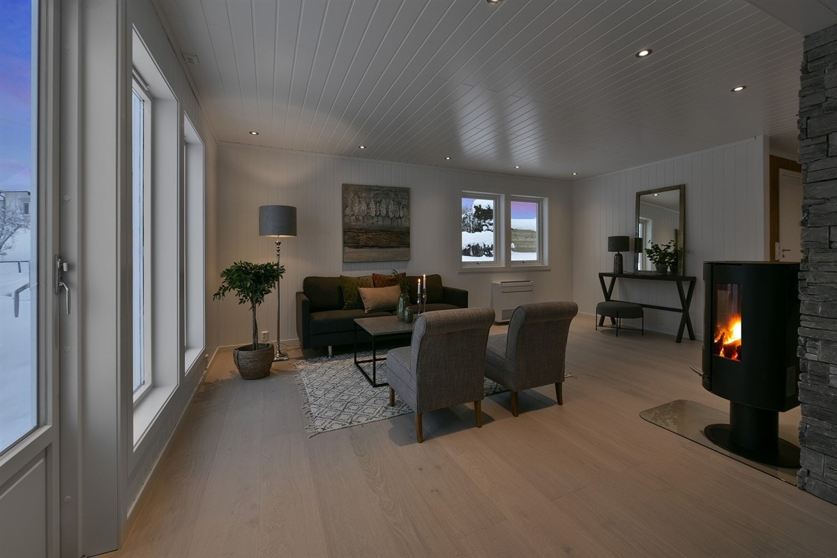 Boligen er godt oppvarmet med gulvvarme i alle rom, peis og varmepumpe. Galleribilde