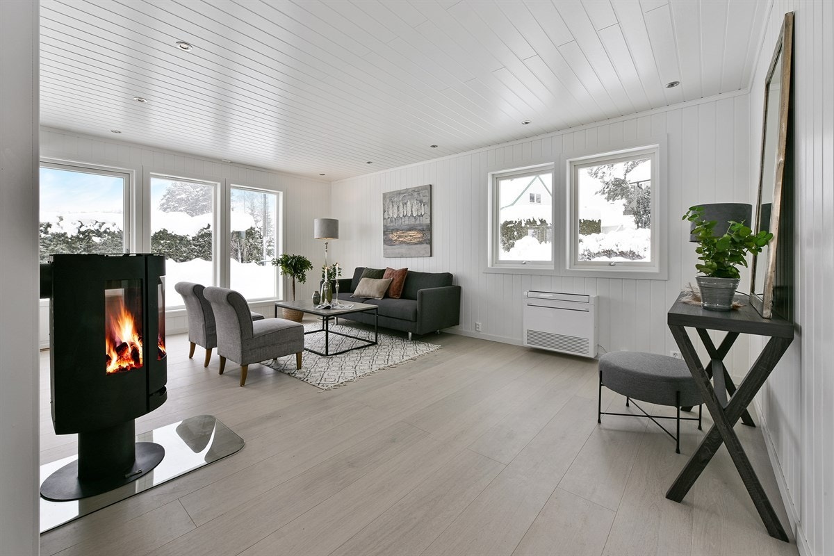 Stuen har i tillegg lun gulvvarme, supplert med varmepumpe og en peisovn for det lille ekstra. Galleribilde