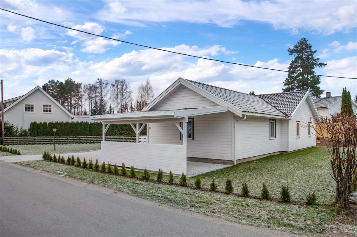 Boligen ligger på en flat og lettstelt tomt med gode solforhold. Hele uteområdet ble oppgradert i 2018 med ferdigplen og ny singel på romslig gårdsplass. Galleribilde