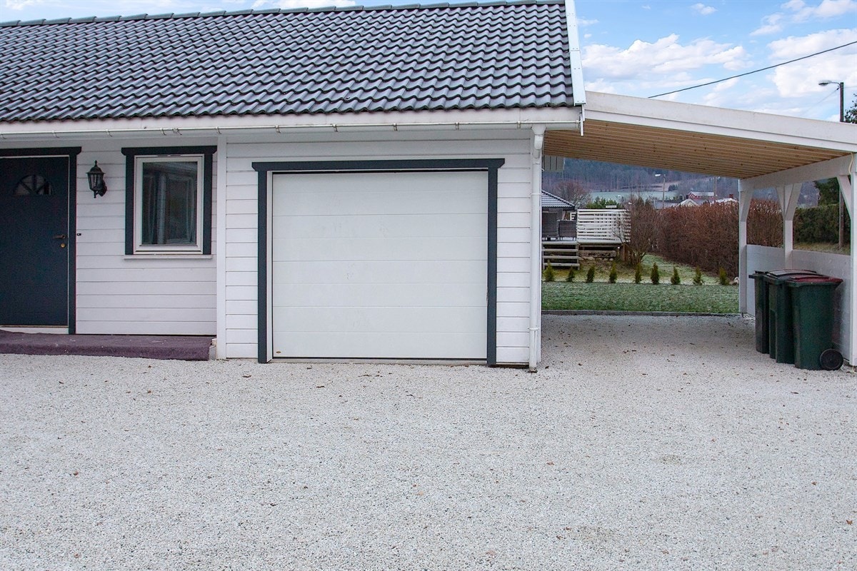 Det er parkering i integrert garasje, tilbygget carport og på romslig gårdsplass. Galleribilde