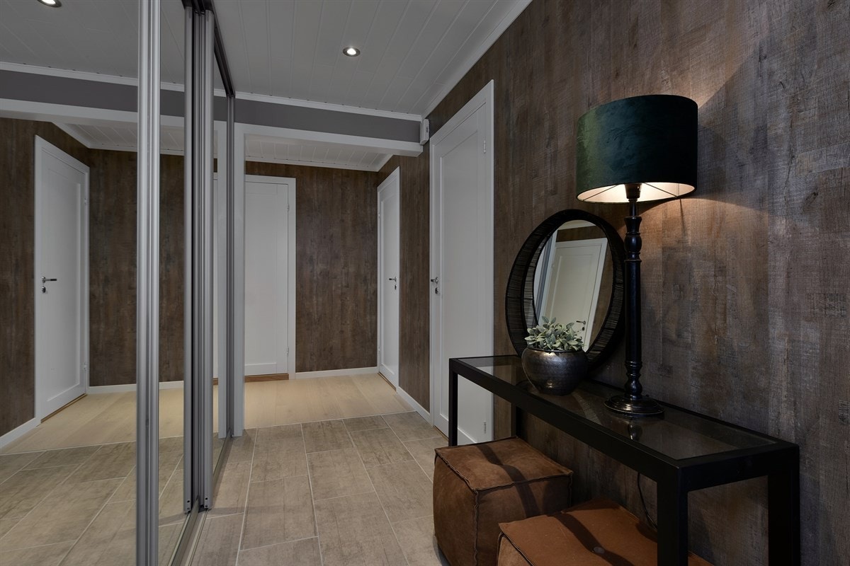 Romslig skyvedørsgarderobe med speil finner man nok av plass til sko, jakker og tilbehør. Galleribilde