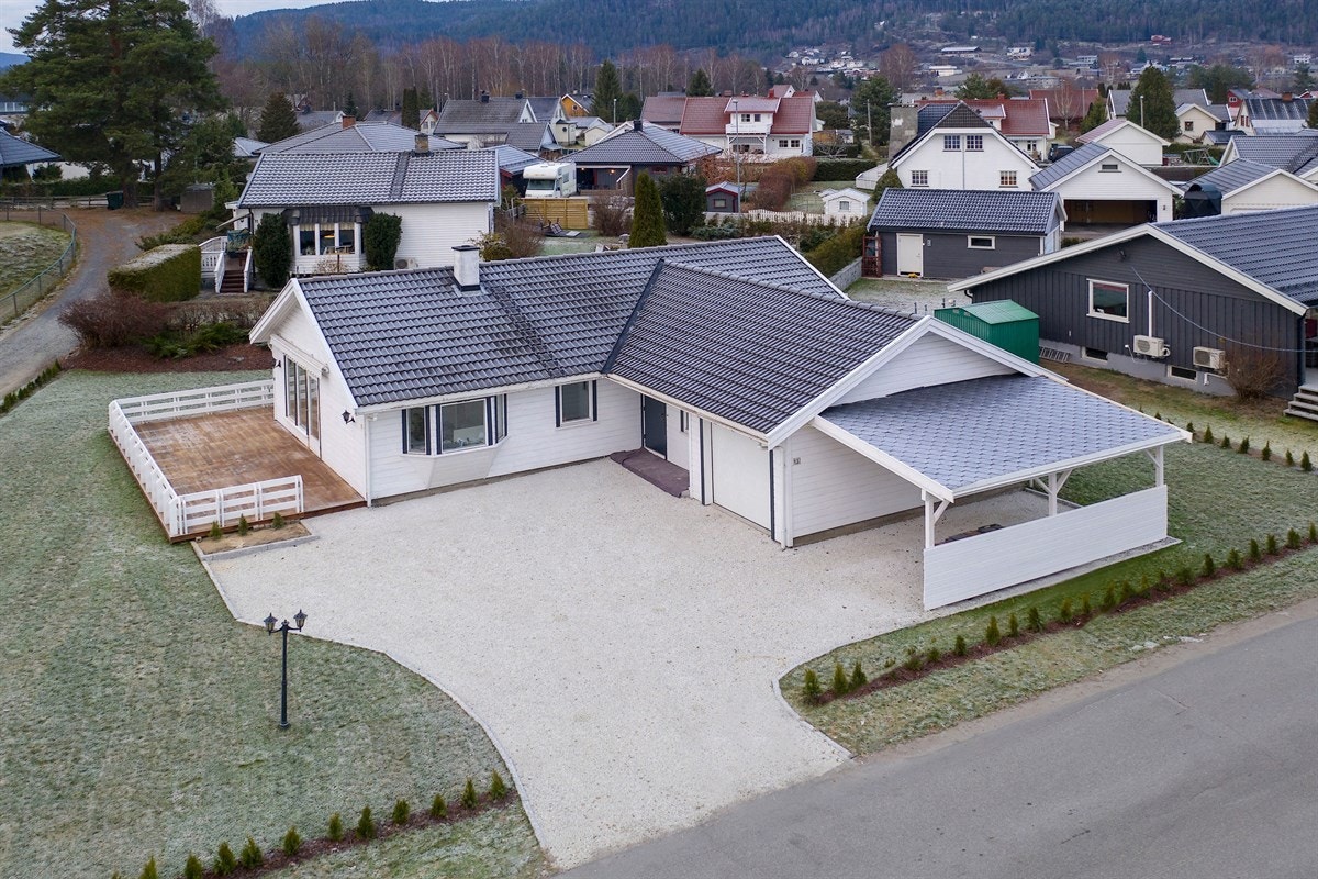 Carport - Integrert garasje - Solrik terrasse - Lettstelt hage. Galleribilde