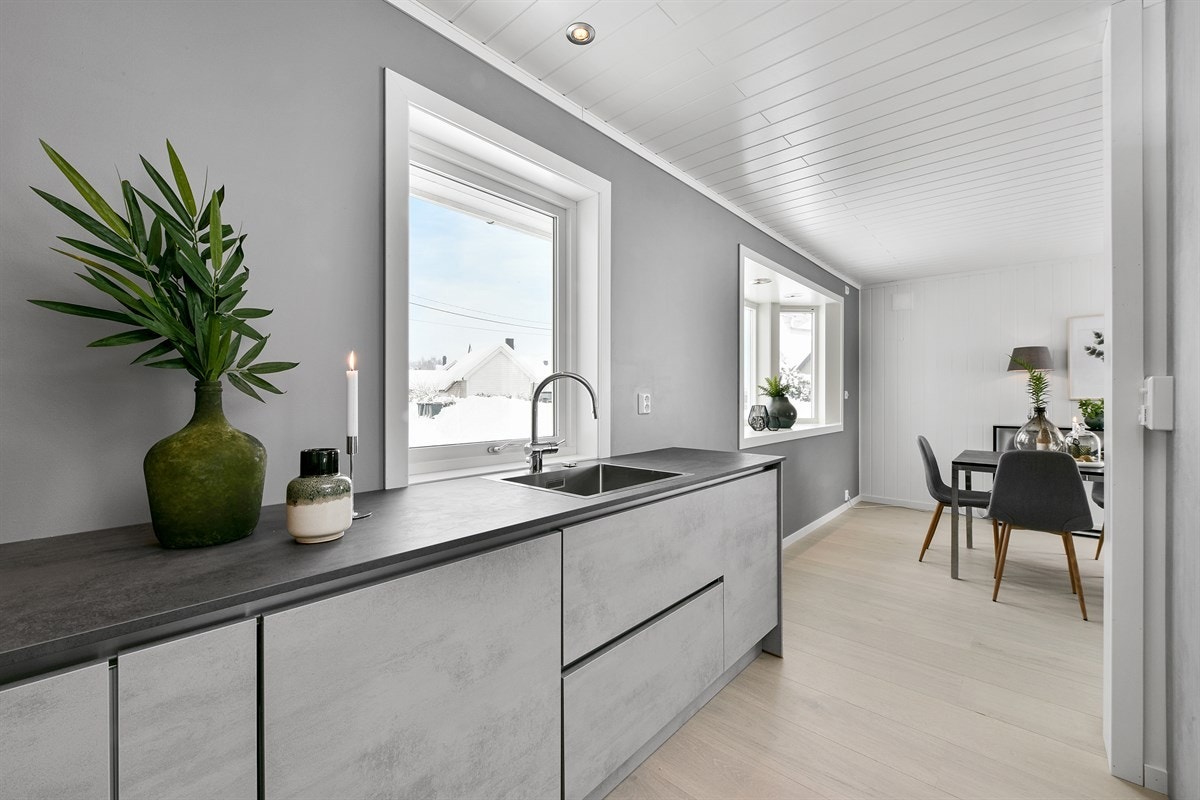 Fra stuen og inn til kjøkken. Galleribilde