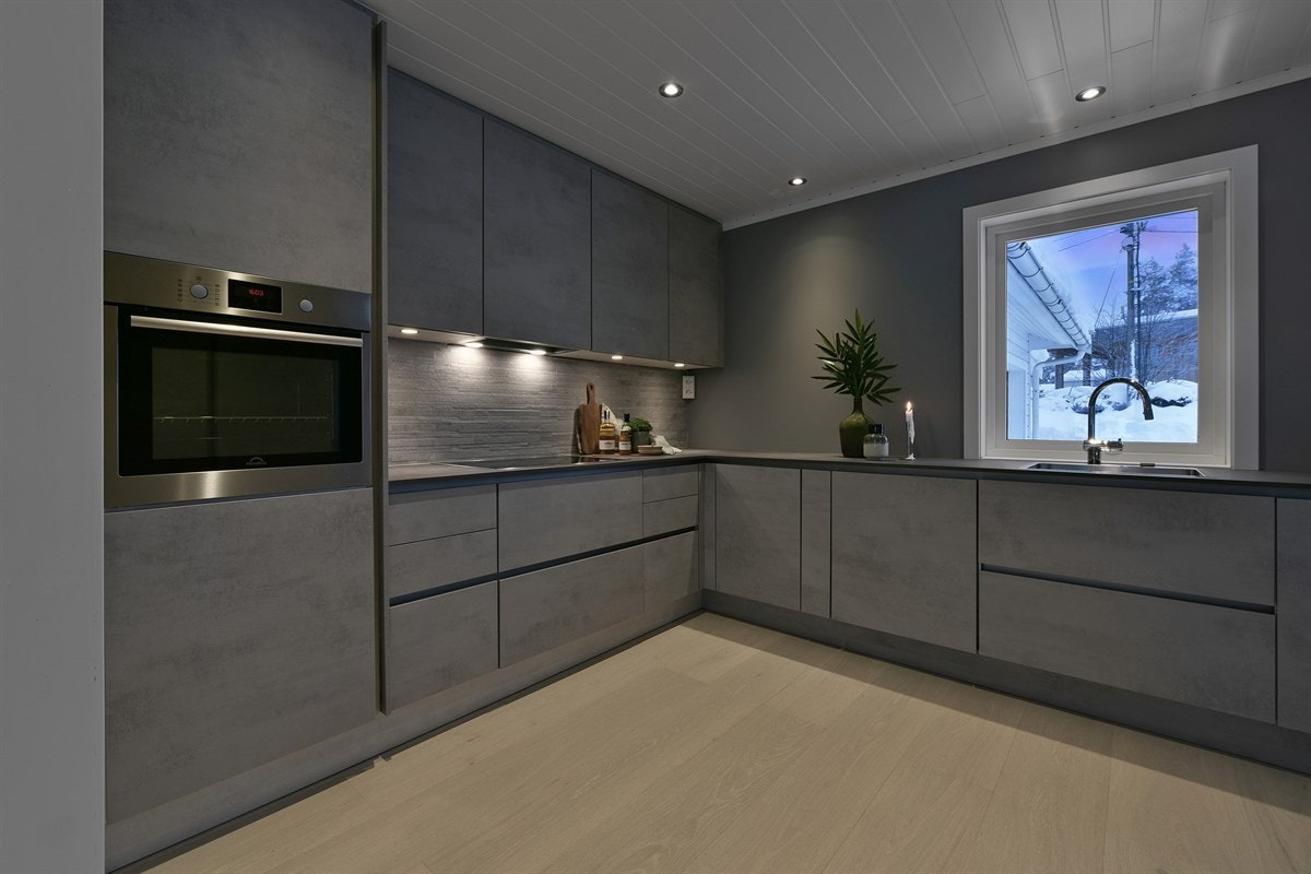 Mellom over- og underskap er det ventilator, delikate fliser og benkebelysning. Galleribilde