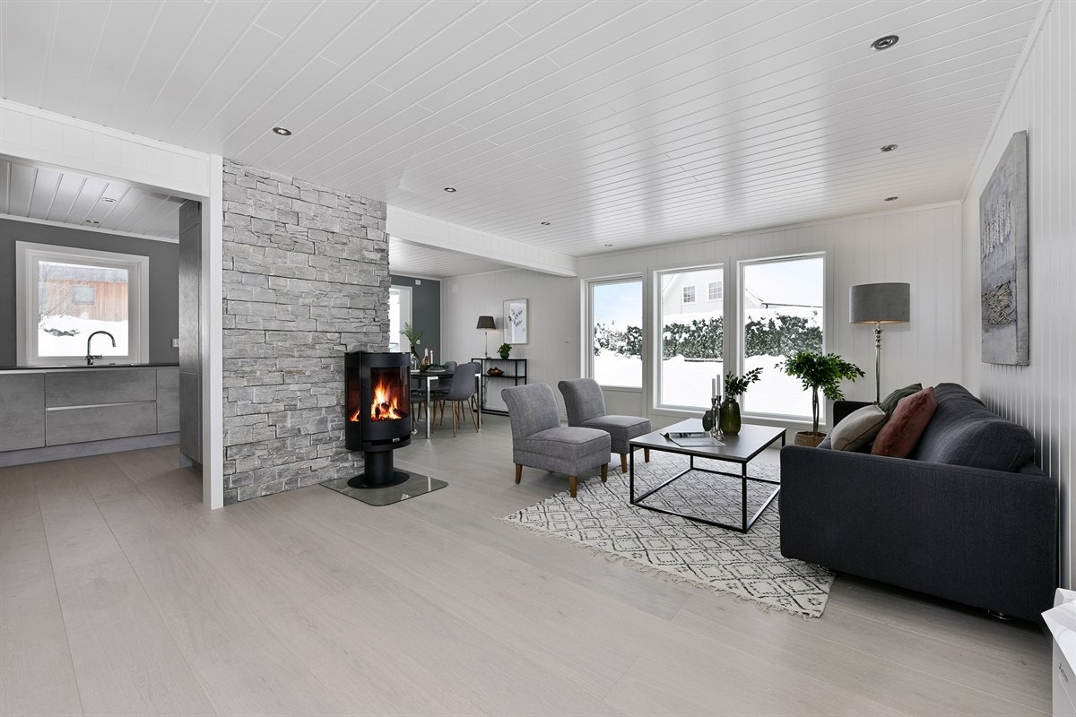 Boligens hjerte er en svært tiltalende og møbleringsvennlig stue med åpen løsning mot et stilrent kjøkken. Galleribilde