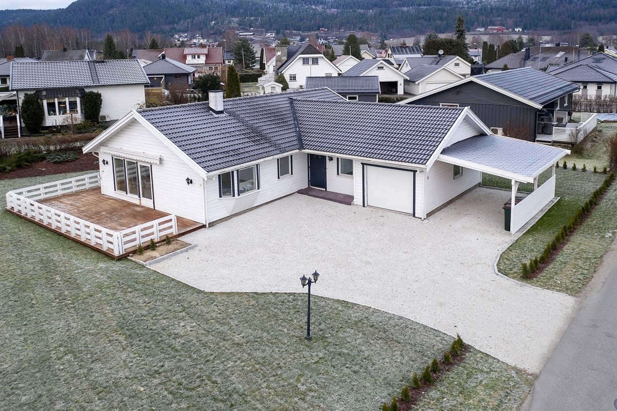 PrivatMegleren ved John Granly Steen og Kristian Arthur Brunvoll har gleden av å presentere denne svært lekkre og betydlige påkostetede eneboligen over 1 plan beliggende i Steinberg, Nedre Eiker. Galleribilde