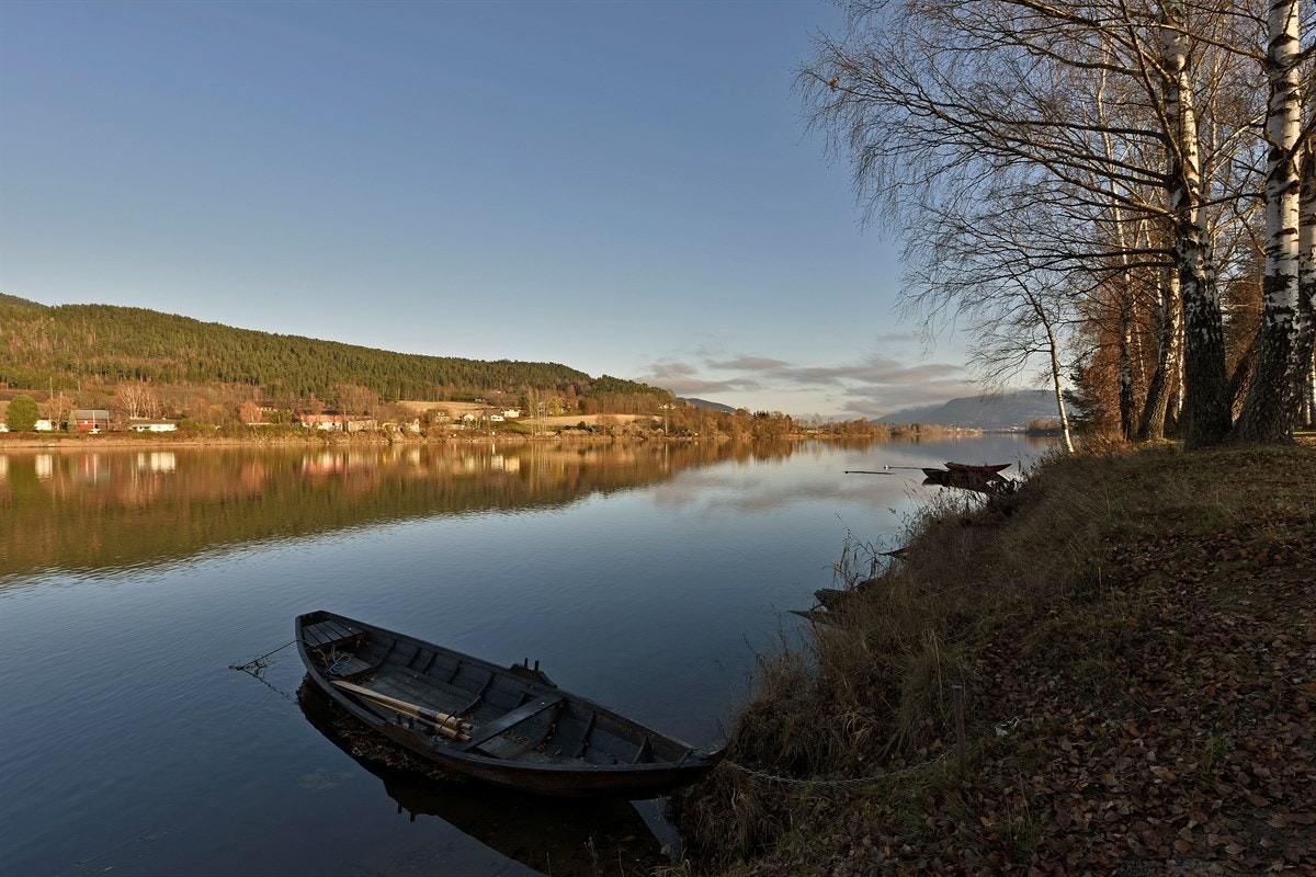Fra eiendommen er det kun 200 meter til idylliske friområder ved Drammenselven, som også byr på bademuligheter, samt fisking og båtliv. Galleribilde