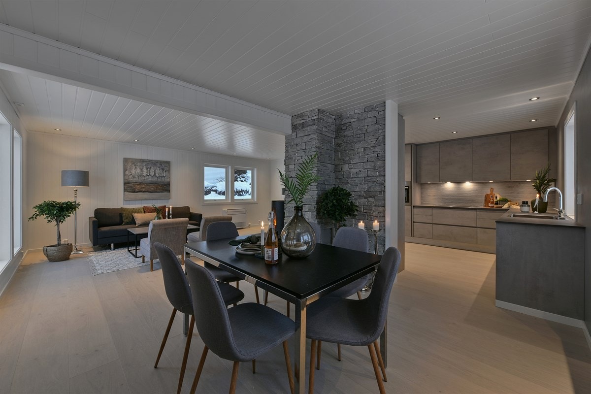 Gulvet er lagt med lekker, enstavs eikeparkett og veggene er kledd med hvitmalt ferdigpanel, med unntak av pipeveggen som er forblendet med vakker naturstein. Galleribilde