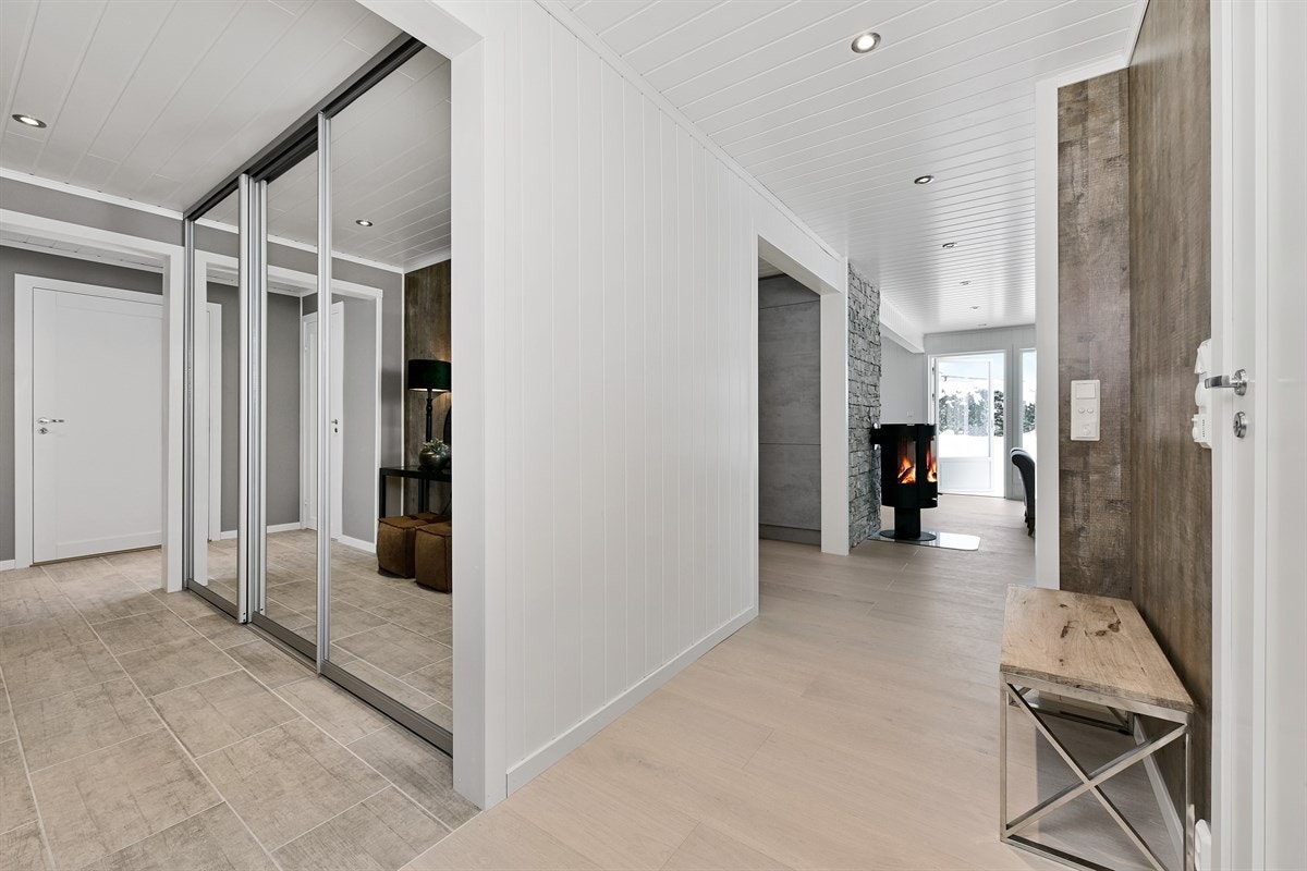 Gangen har ellers downlights og flislagt gulv over gulvvarme. Galleribilde