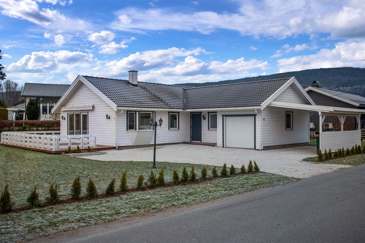 Området har nærhet til barneskole, barnehage, jernbanestasjon og gode servicetilbud. Galleribilde