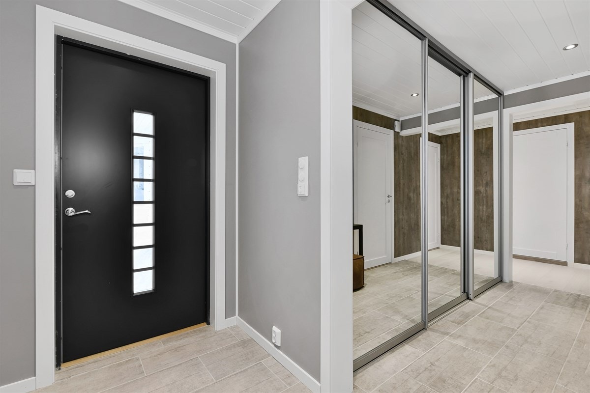 Innbydende entré med malte vegger i en mørk gråtone. Galleribilde