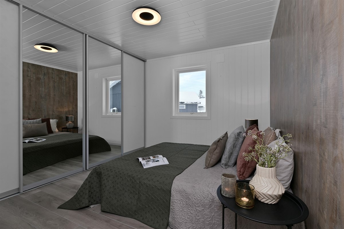 Boligen har tre delikate soverom som er pusset opp i nyere tid. På hovedsoverommet er det montert en romslig skyvedørsgarderobe med speil. Galleribilde