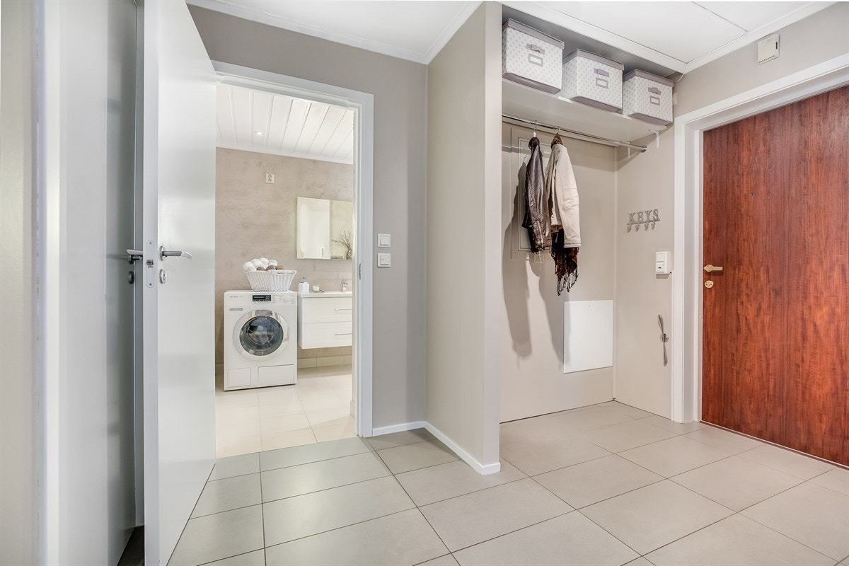 Entréen er har flislagt gulv med varmekabler Galleribilde