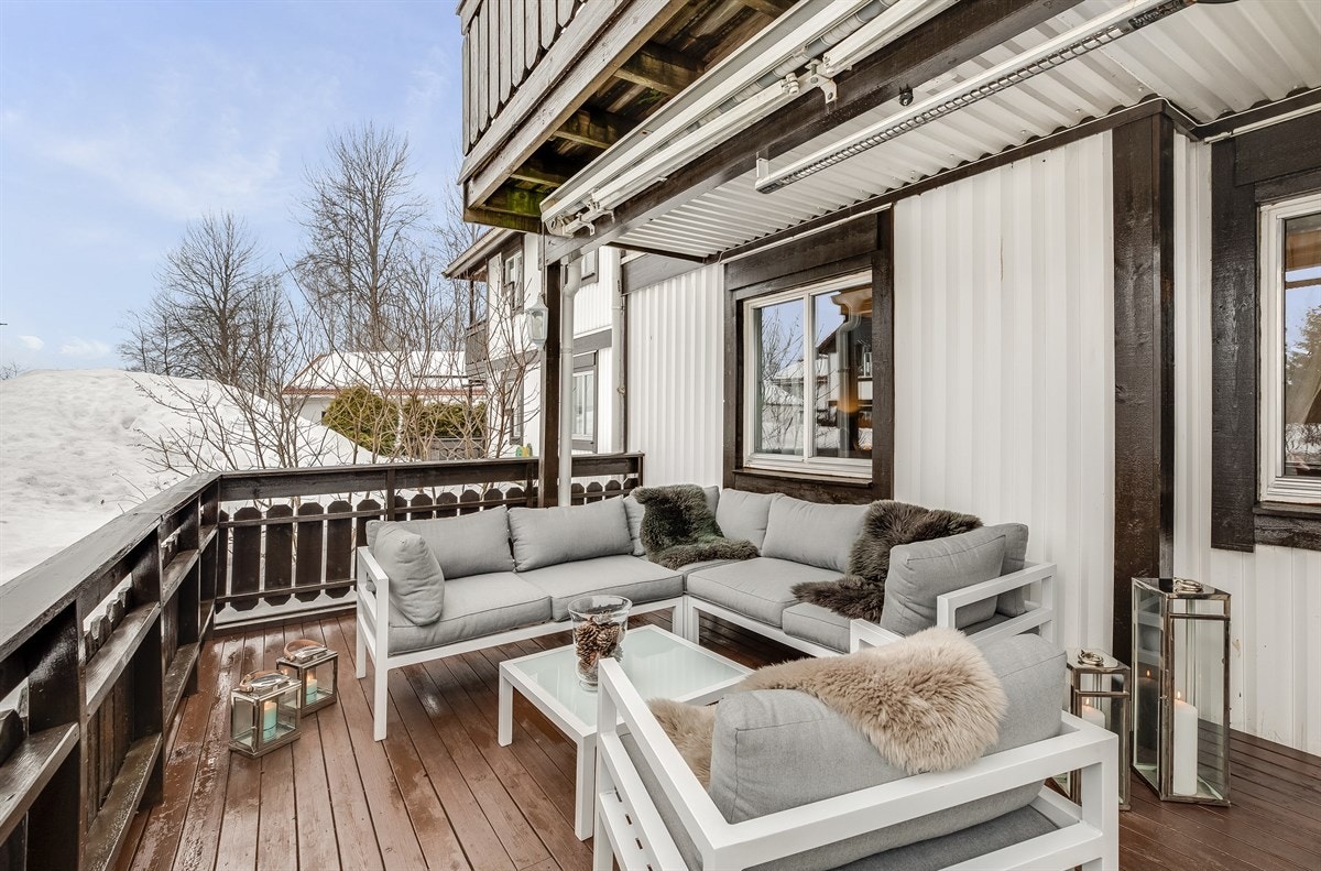 Terrassen er delvis overbygget og har meget gode solforhold Galleribilde