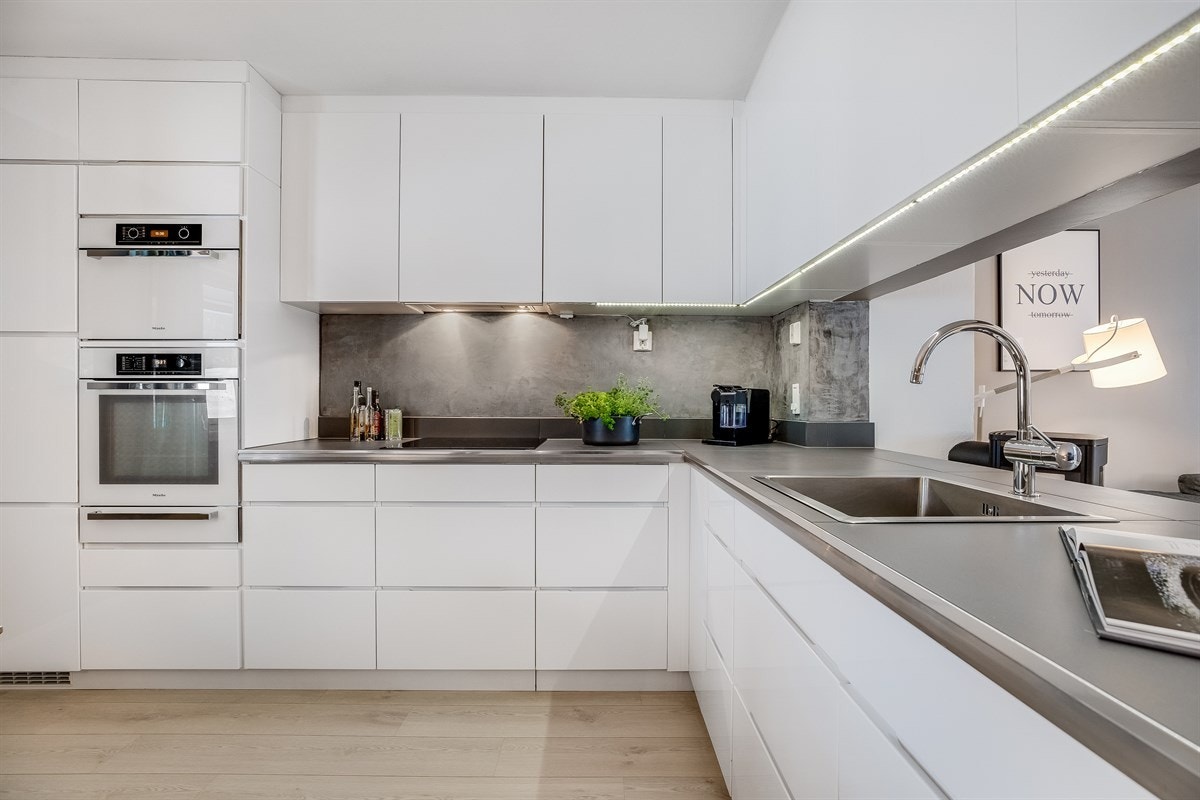 Kjøkkenet har integrerte hvitevarer Galleribilde