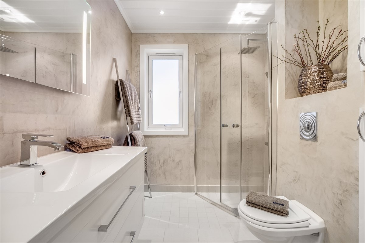 Vegghengt toalett og innglasset dusjhjørne Galleribilde