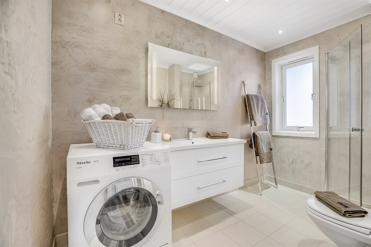 Pent og delikat oppusset bad, opplegg for vaskesøyle. Galleribilde