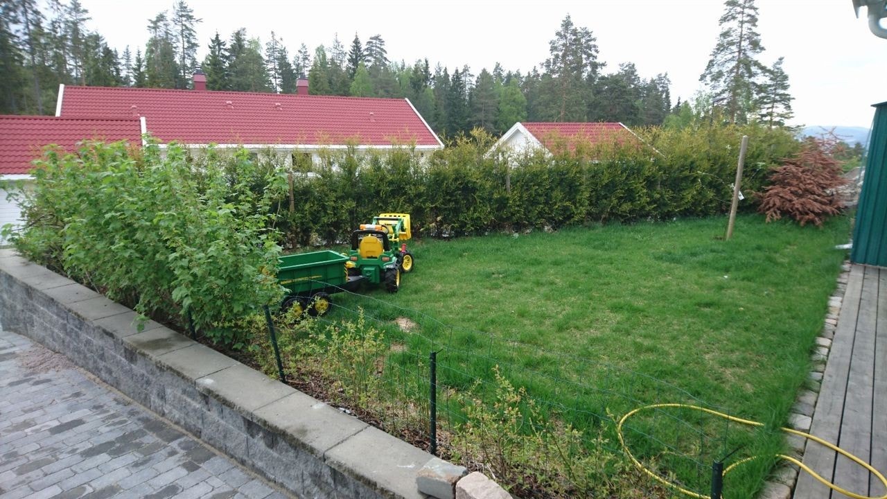 Tilgang til hage med trampoline Galleribilde