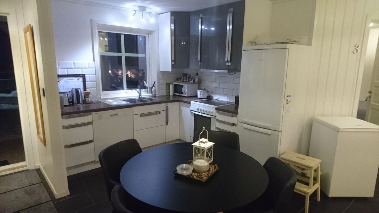 Kjøkken med alt av kasseroller, fat, glass og bestikk Galleribilde