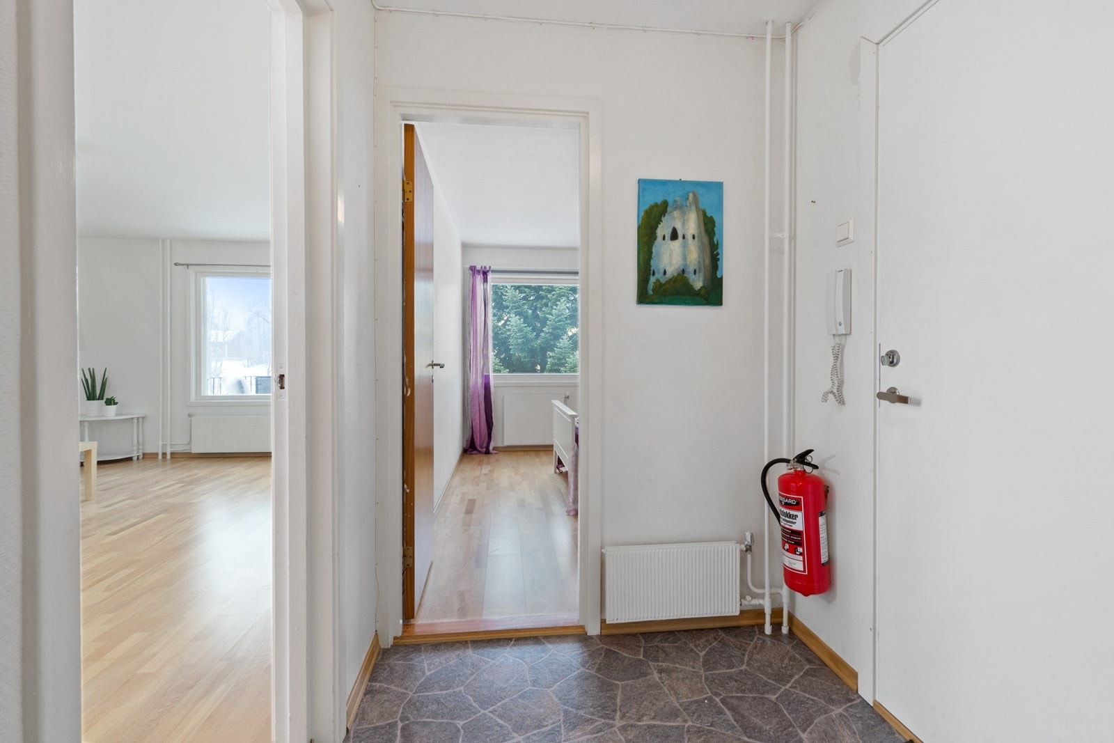 Ditt neste hjem har en romslig gang/inngangsparti. Her har du god plass til å ta av/på deg yttertøy og sko. Gangen fører deg til alle rom i leiligheten. Galleribilde