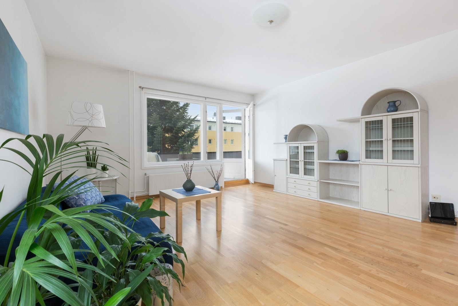 Stuen inviterer til hygge og kos, her får du lyst til å tilbringe kvalitetstid. Galleribilde