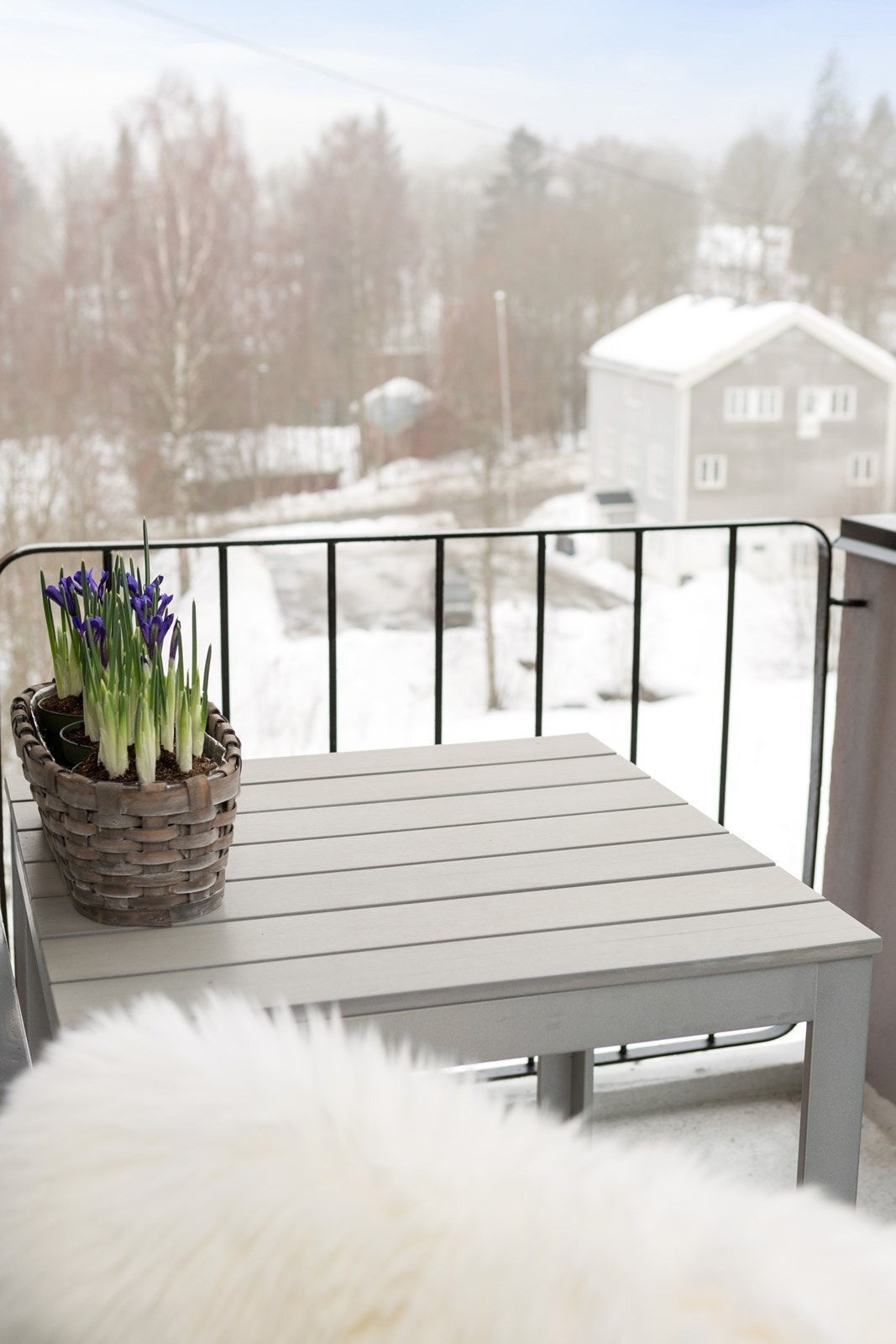 Fra stuen har du utgang til en romslig balkong på hele 6,2 kvm. Husk; Grilling er tillatt så fremt det ikke benyttes kullgrill. Galleribilde