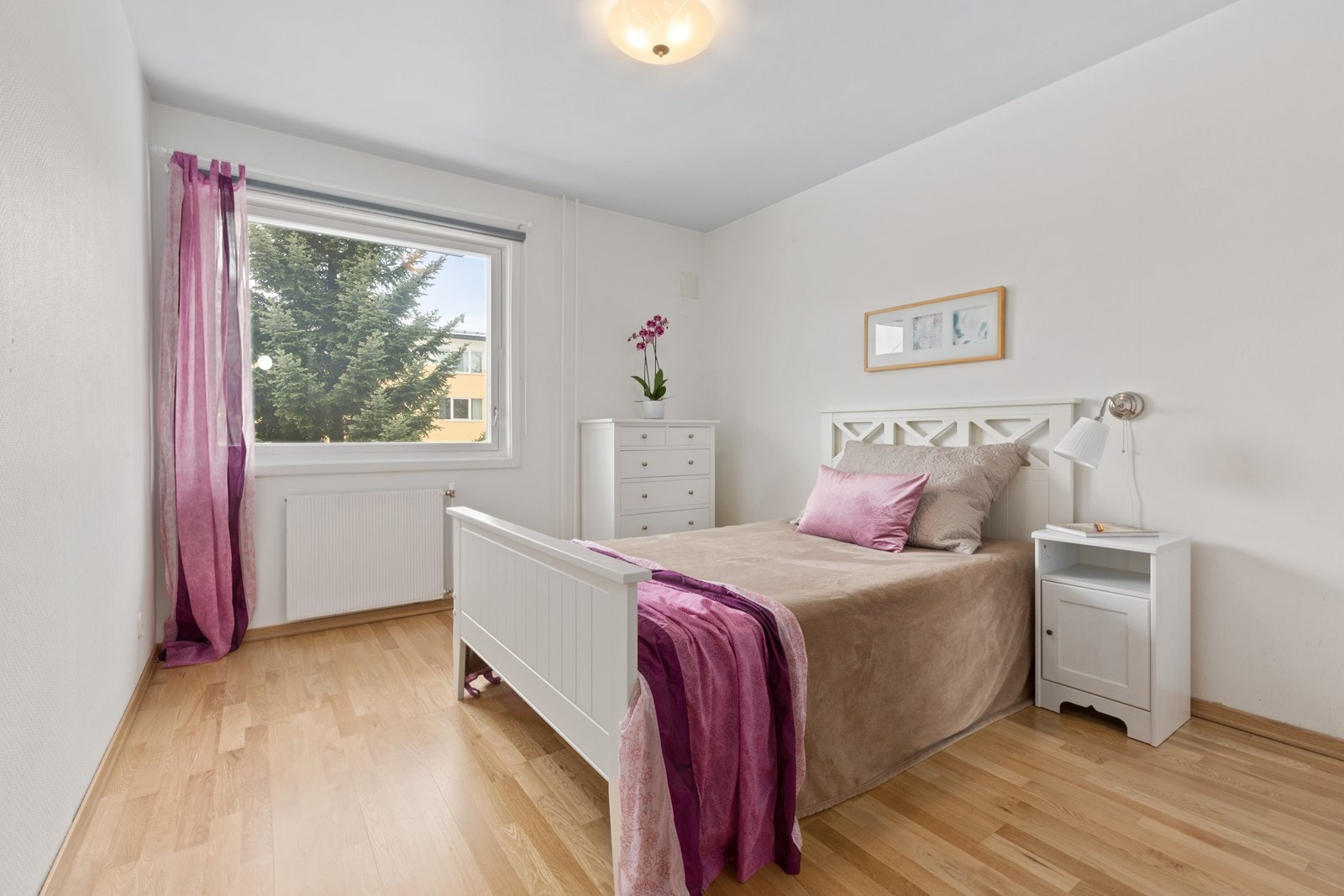 Soverommet er adskilt fra de øvrige rommene slik at samboeren kan se på TVen mens du får sovet i fred og ro. Galleribilde