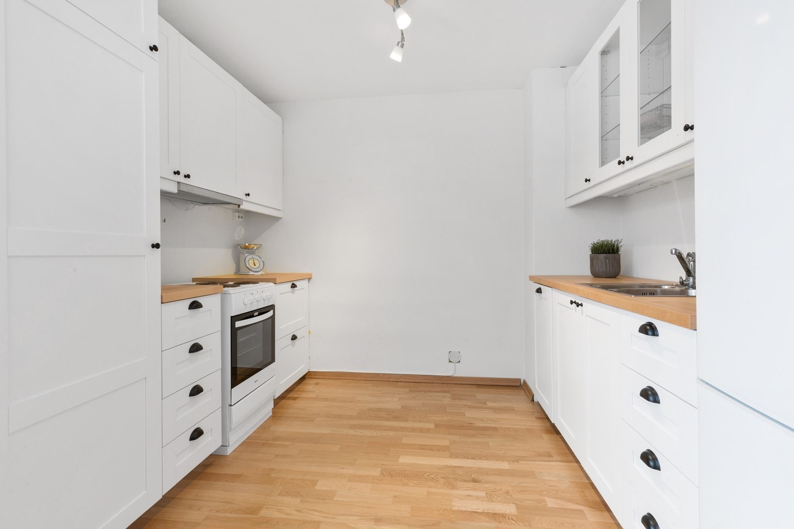 Kjøkkenet har en fin størrelse med nok skap- og benkeplass, og er enkelt samt praktisk designet med mye oppbevaringsplass. Innredningen ble skiftet i 2016. Galleribilde