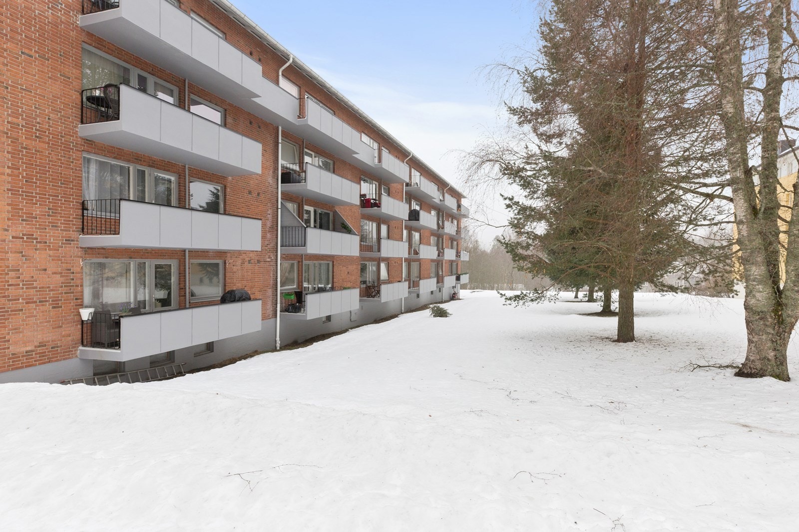 Boligen har en fredfull og rolig beliggenhet i idylliske omgivelser på Dikemark i Asker. Leiligheten i Villaveien 21 har en meget god intern beliggenhet i sameiet og byr på svært gode lys- og solforhold. Boligen er en ende/hjørneleilighet. Galleribilde