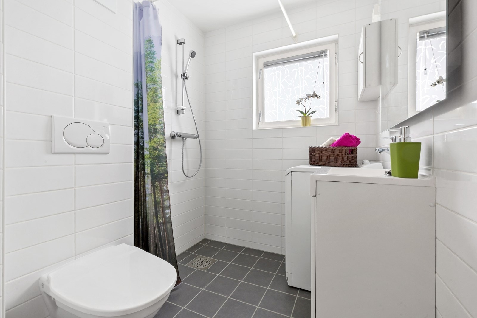 Badeværelset er enkelt og behagelig med tidsriktige farger på flisene. Baderommet ble modernisert i regi av sameiet i 2010. I februar 2018 ble varmekabler og flisgulv skiftet etter jordingsfeil. Arbeidet ble utført av profesjonelle fagfolk. Galleribilde