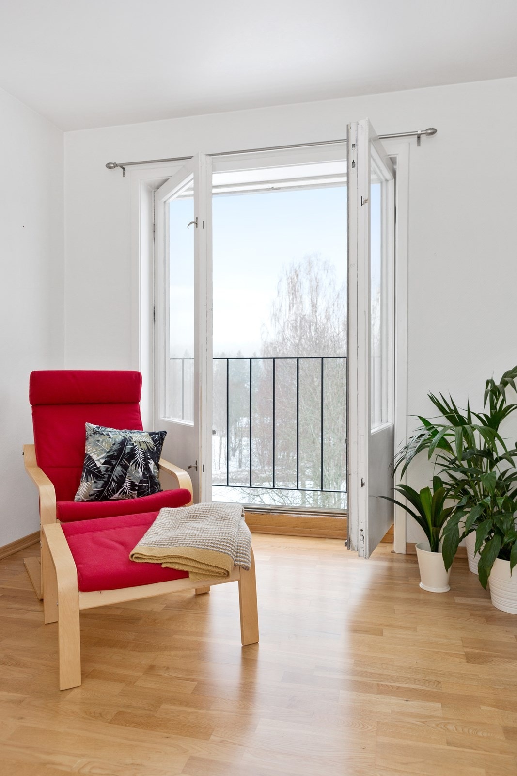 I stuen har du en koselig fransk balkong. Her kan du se ut mot nærområdet som er pent og grønt om sommeren, og idyllisk på vinterstid! Galleribilde