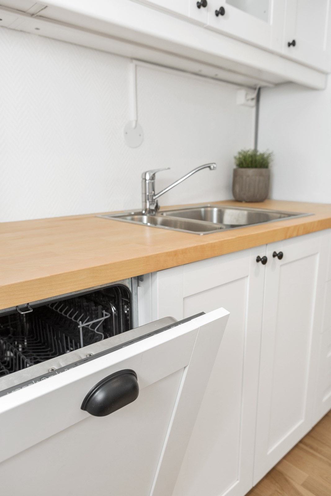 Hvitevarene består av frittstående kjøleskap, komfyr/ovn, og integrert oppvaskmaskin. Galleribilde