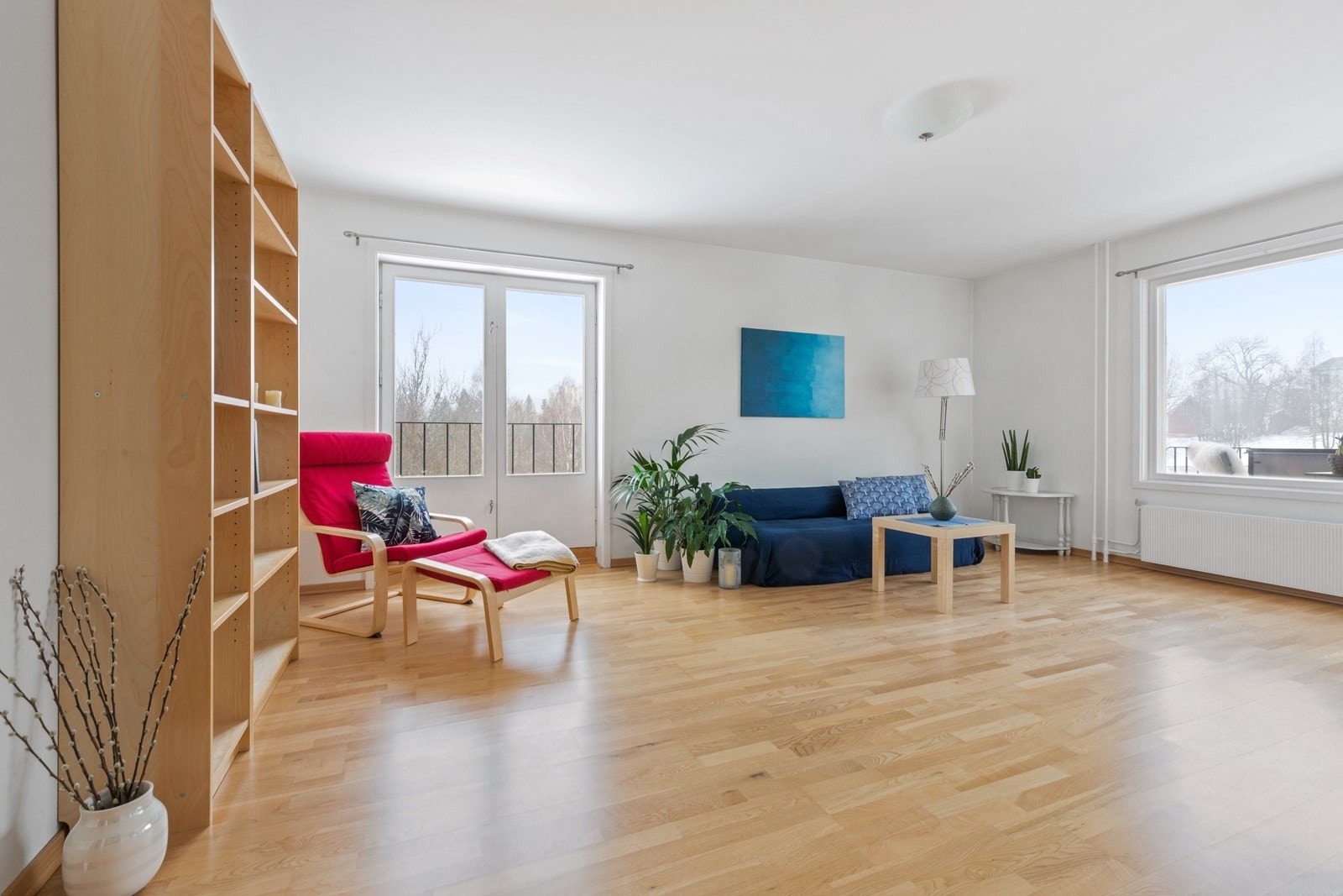 Den gode størrelsen på stuen gir rom for kreativitet! Her er det mulighet for å innrede etter smak og behag. Galleribilde