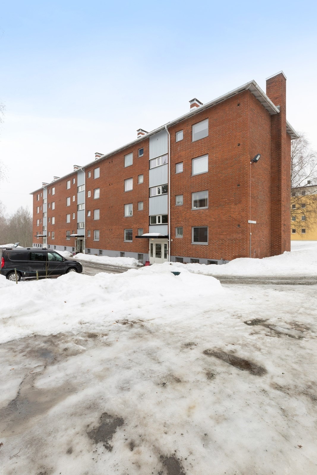 Nærområdet er stille og rolig. Her bor du i et naturskjønt område som tilbyr et mangfold av frilufts- og rekreasjonsmuligheter. Parkeringen finner du rett utenfor inngangsdøren. Ellers godt med gjesteparkering. Galleribilde