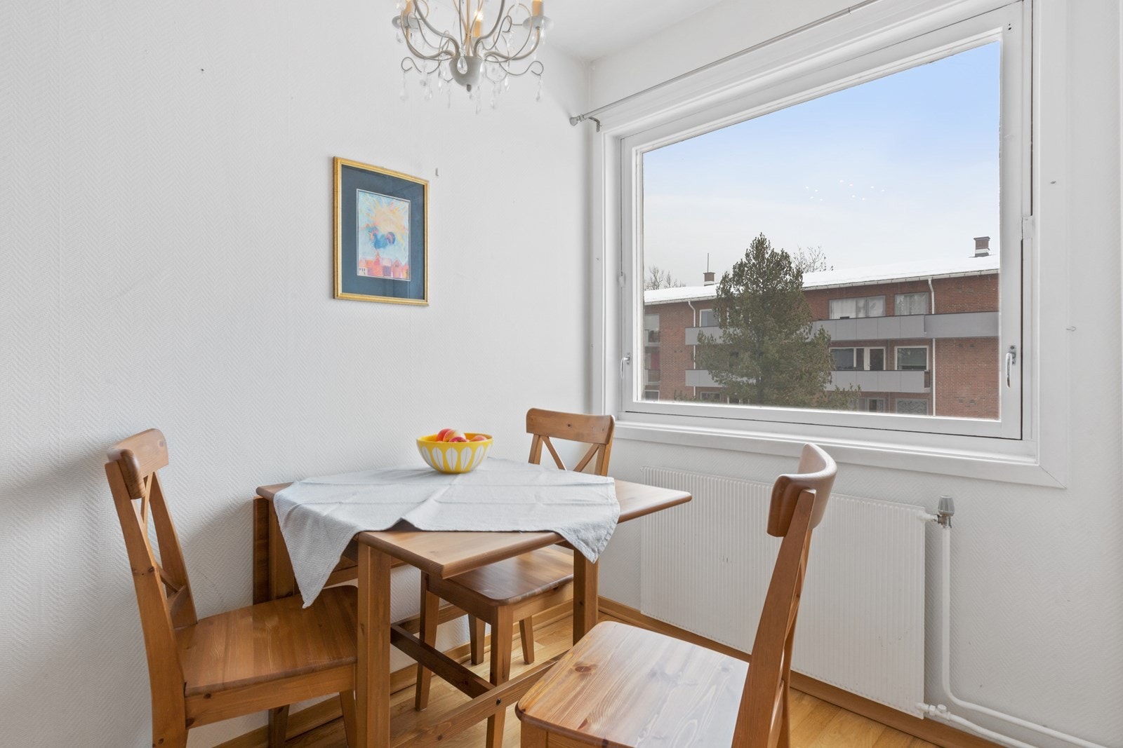 Inne på kjøkkenet er det plass til en koselig sittegruppe hvor du kan nyte frokosten med utsyn mot fredelige omgivelser. Galleribilde