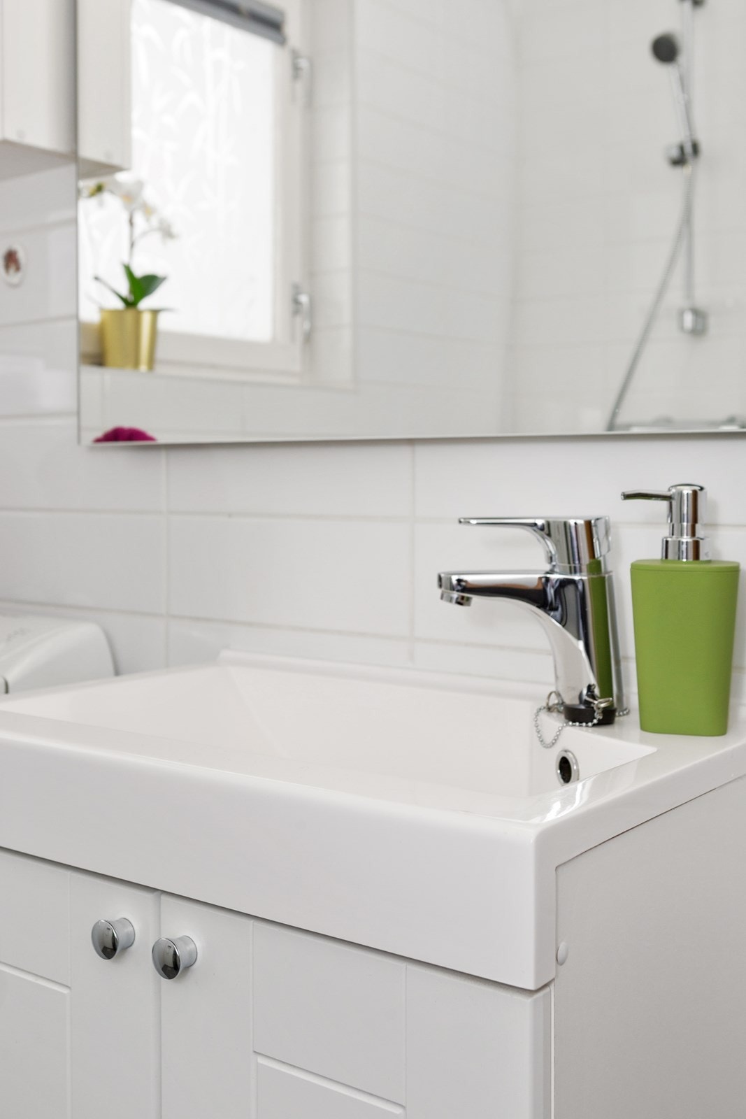 Innredningen består av heldekkende servant på benkeseksjon med profilerte fronter. Badet har toalett, speil med lys, og dusj bak forheng. Det er opplegg for vaskemaskin. Galleribilde