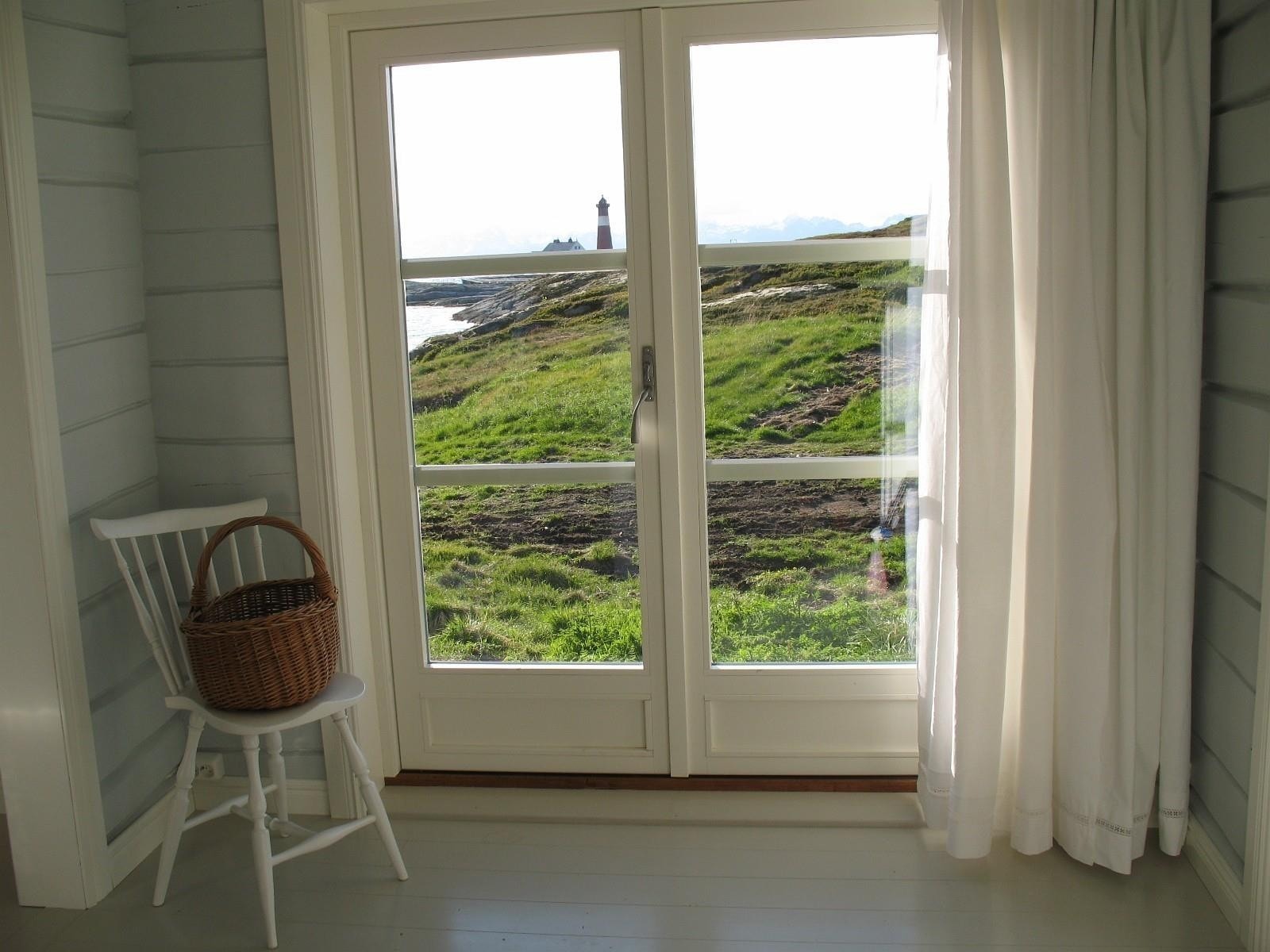 Store dører i glass fører deg ut mot utearealene hvor du kan tusle barfot ned til stranda Galleribilde