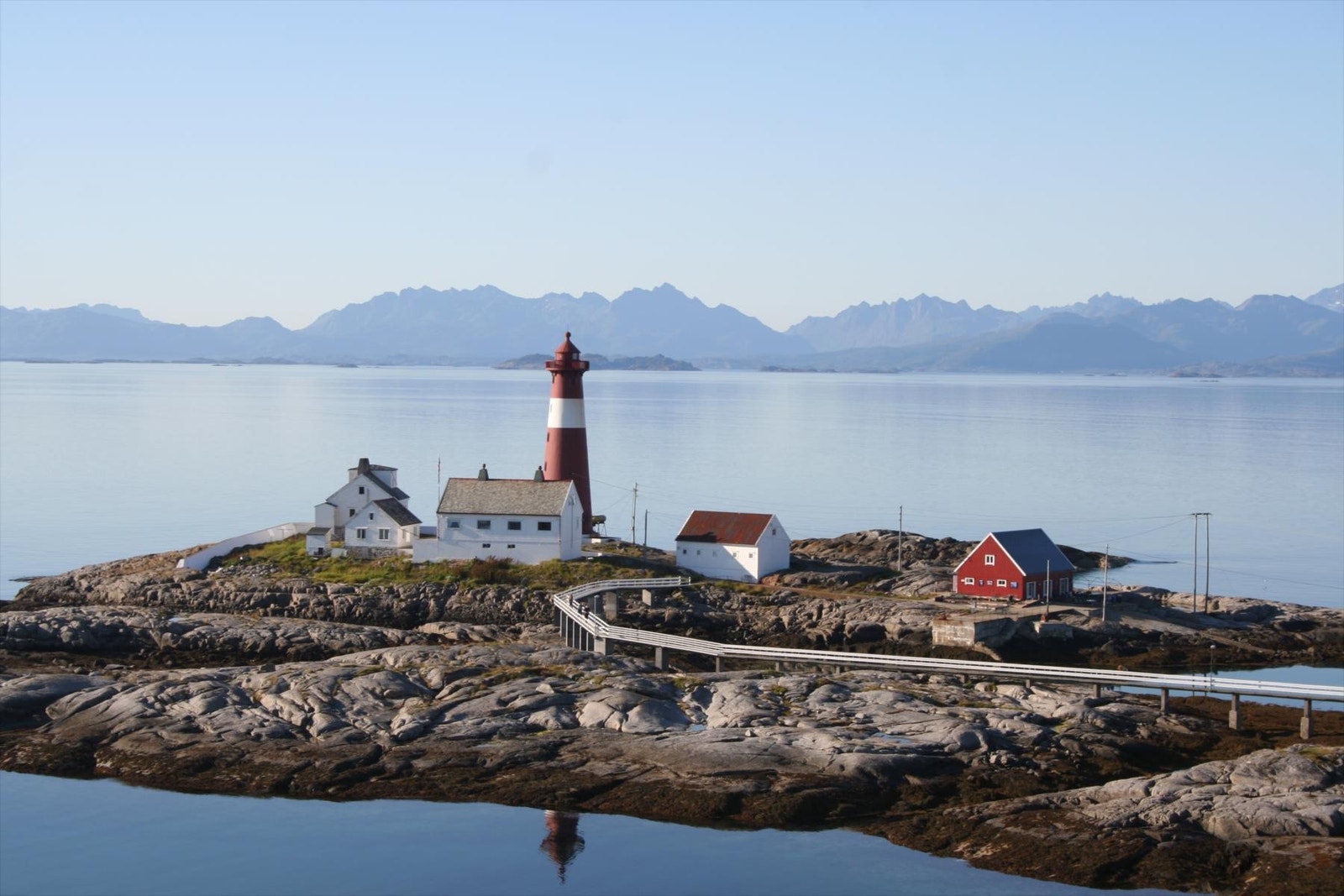 Utsikt mot Tranøy fyr fra den gamle "los-tomta" som er eiendommens høyeste punkt Galleribilde