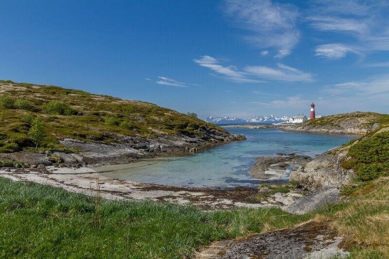 Omkranset av hvite strender, svaberg og utallige bukter kan du nyte roen Galleribilde