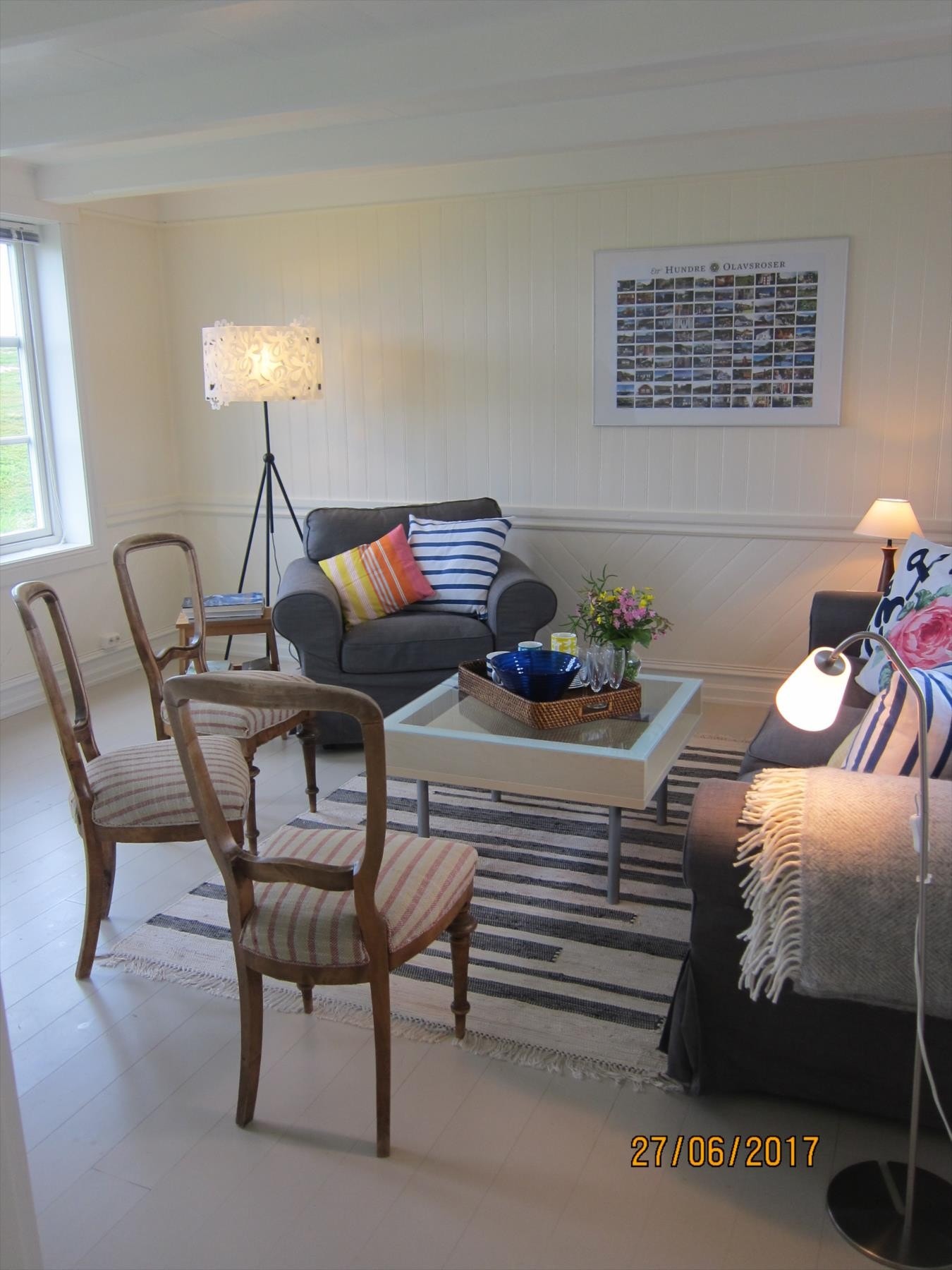 Stue med god plass og hvor utsikten mot Tranøy fyr kan nytes Galleribilde