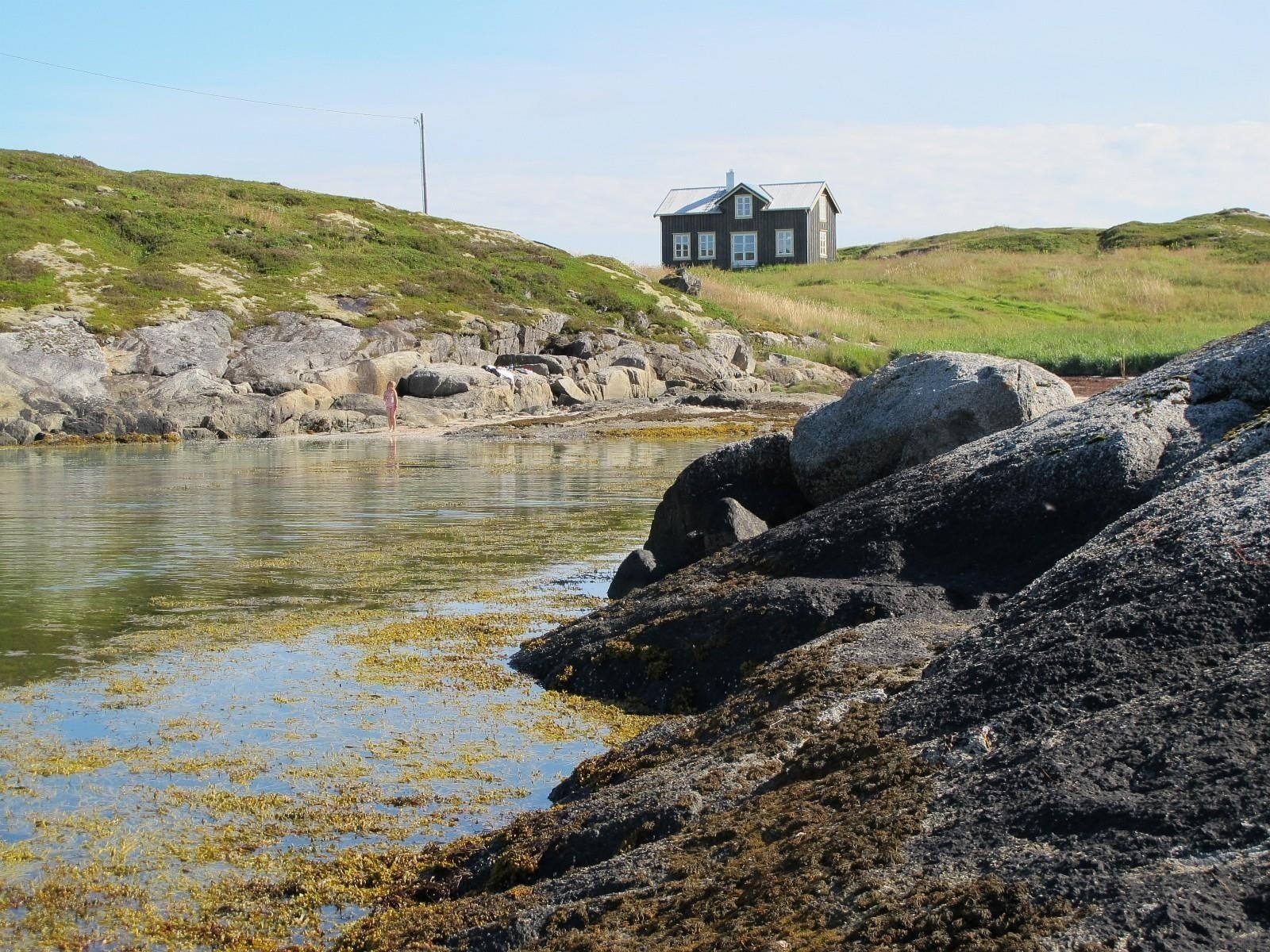 Fyrvika som ligger rett ved Tranøy fyr er ei perle i seg selv - her får du godt med armslag med naturens elementer som nærmeste nabo Galleribilde