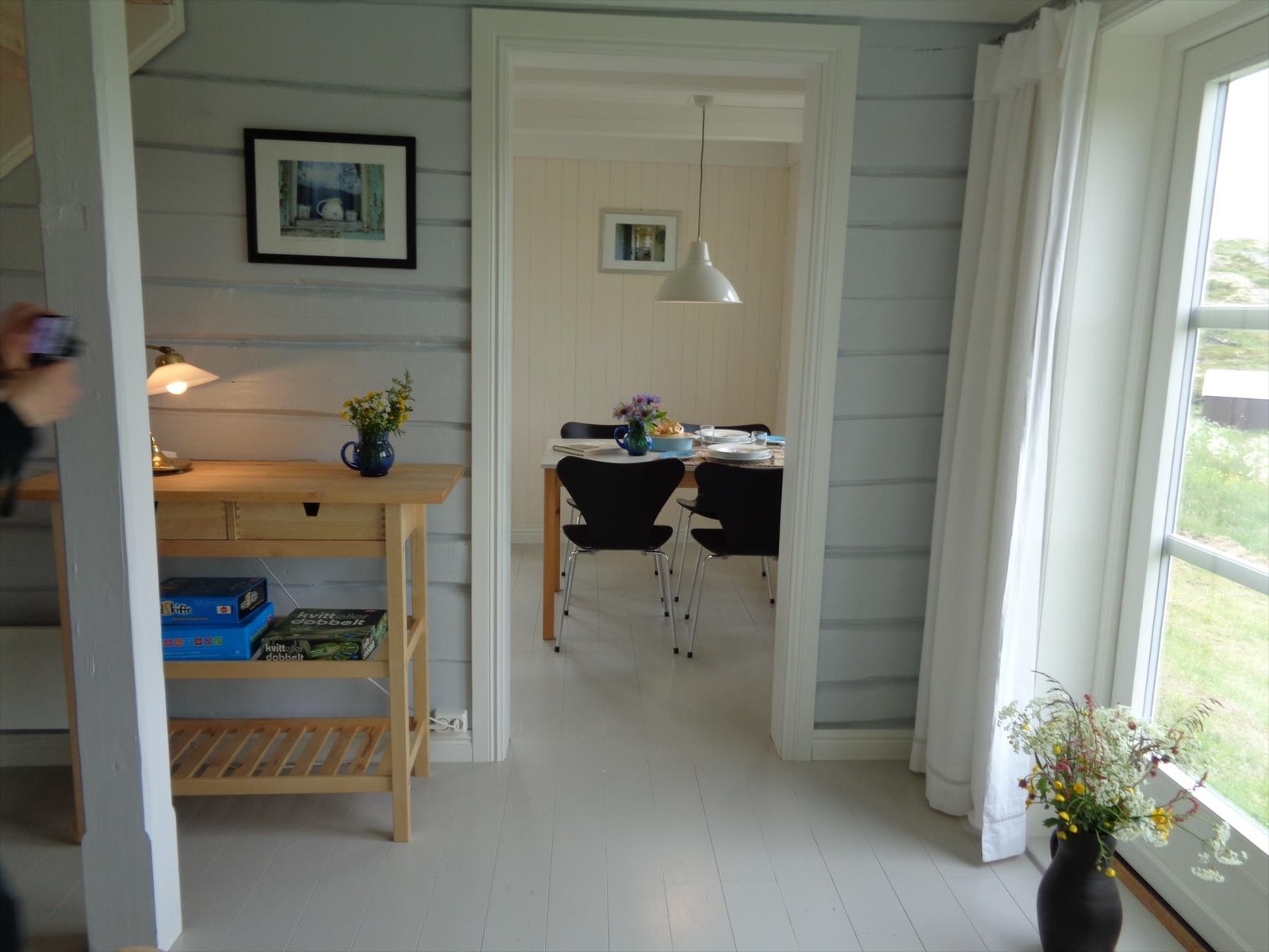 Hall sett mot kjøkken Galleribilde