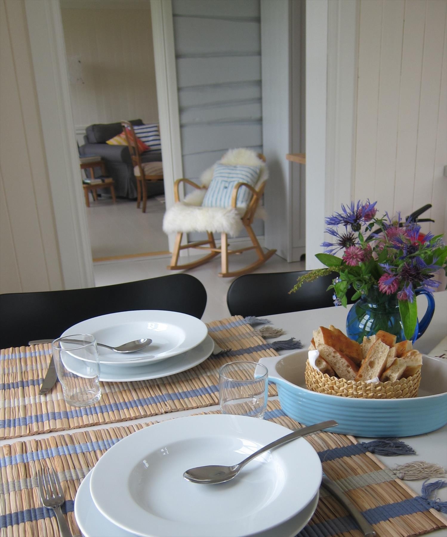 Ønsker du å hente maten lokalt er det bare å ta årene fatt og dra fisken opp rett fra fjorden rett utenfor stuedøra Galleribilde