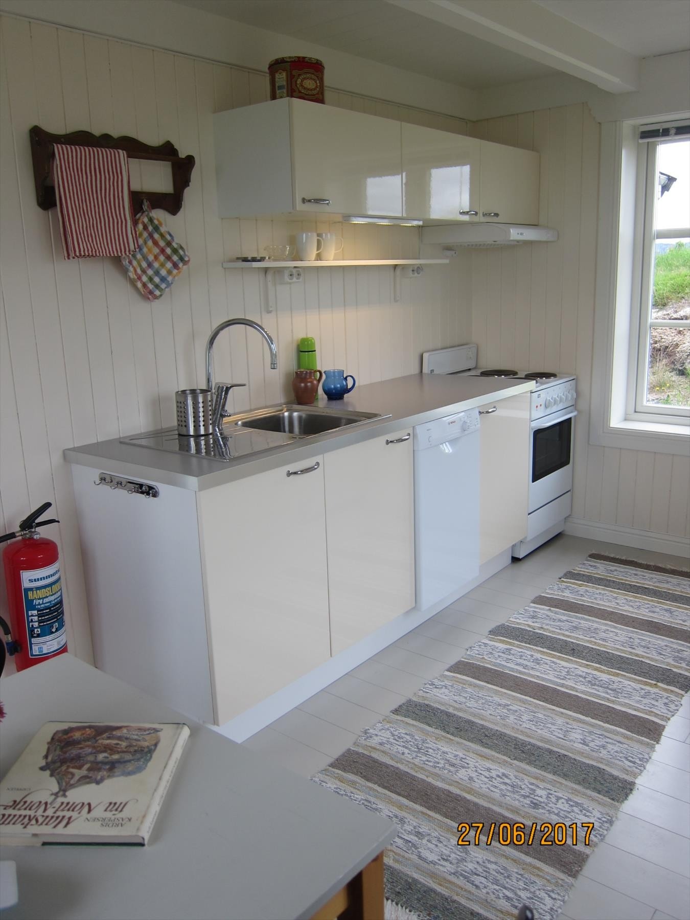 Praktisk og funksjonell kjøkkenløsning som har de moderne fasilitetene du forventer Galleribilde