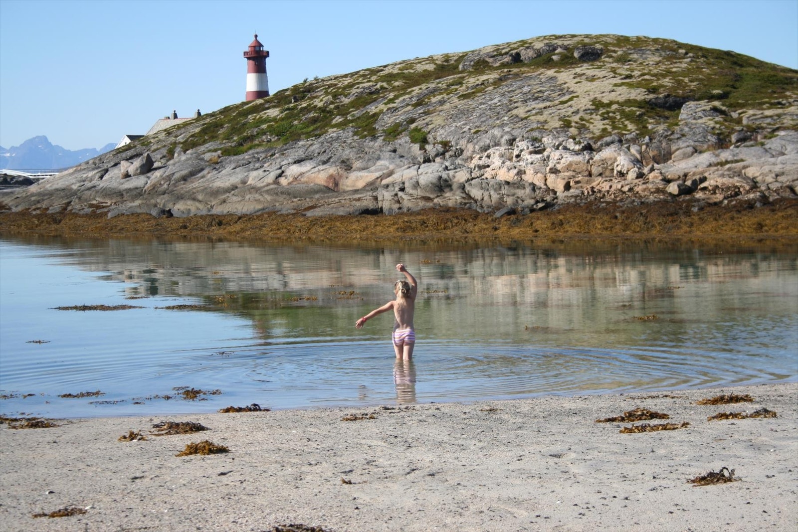 Fin badestrand rett ved boligen Galleribilde