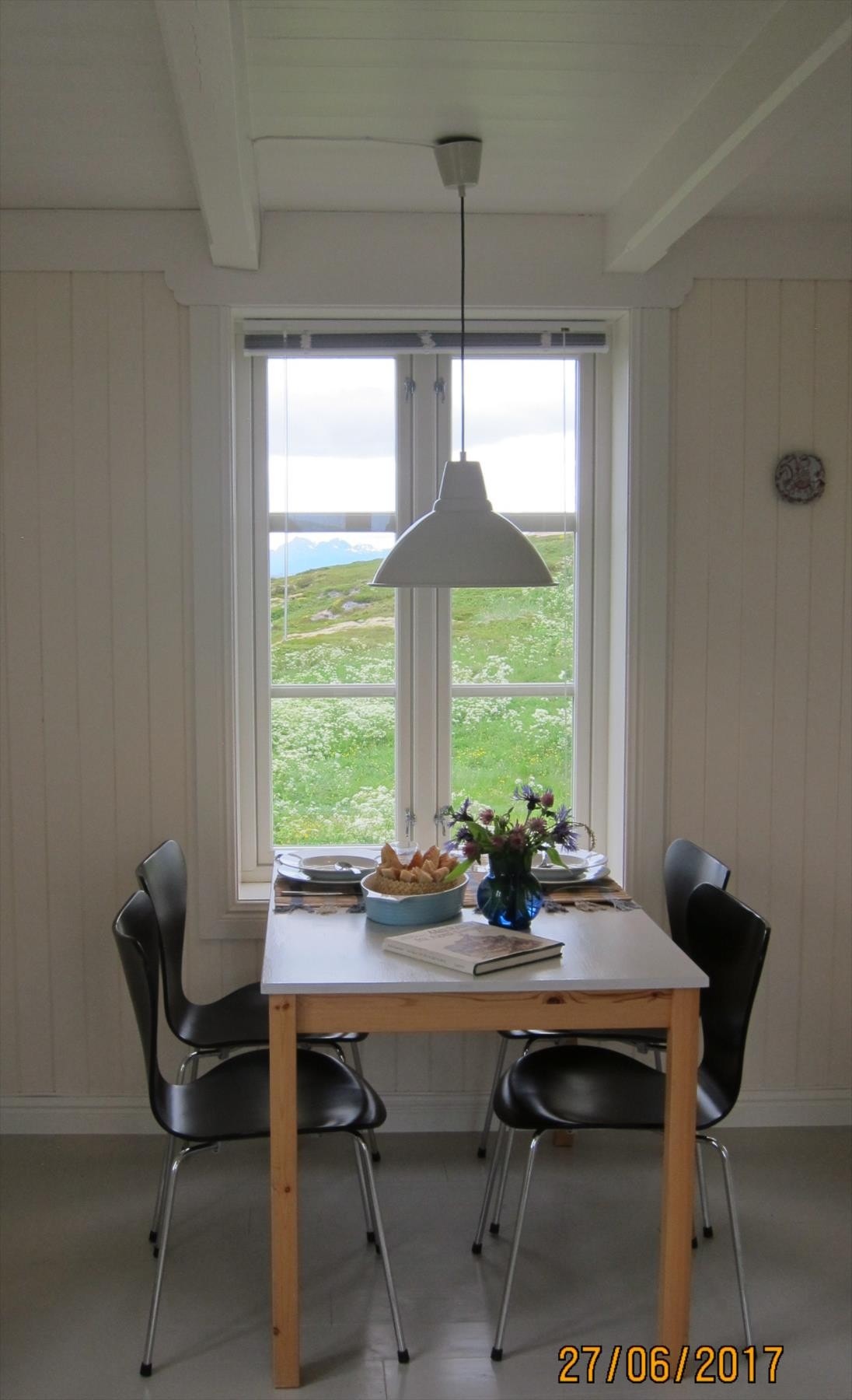 Koselig spiseområde på kjøkken hvor familie og venner kan samles for fine stunder Galleribilde