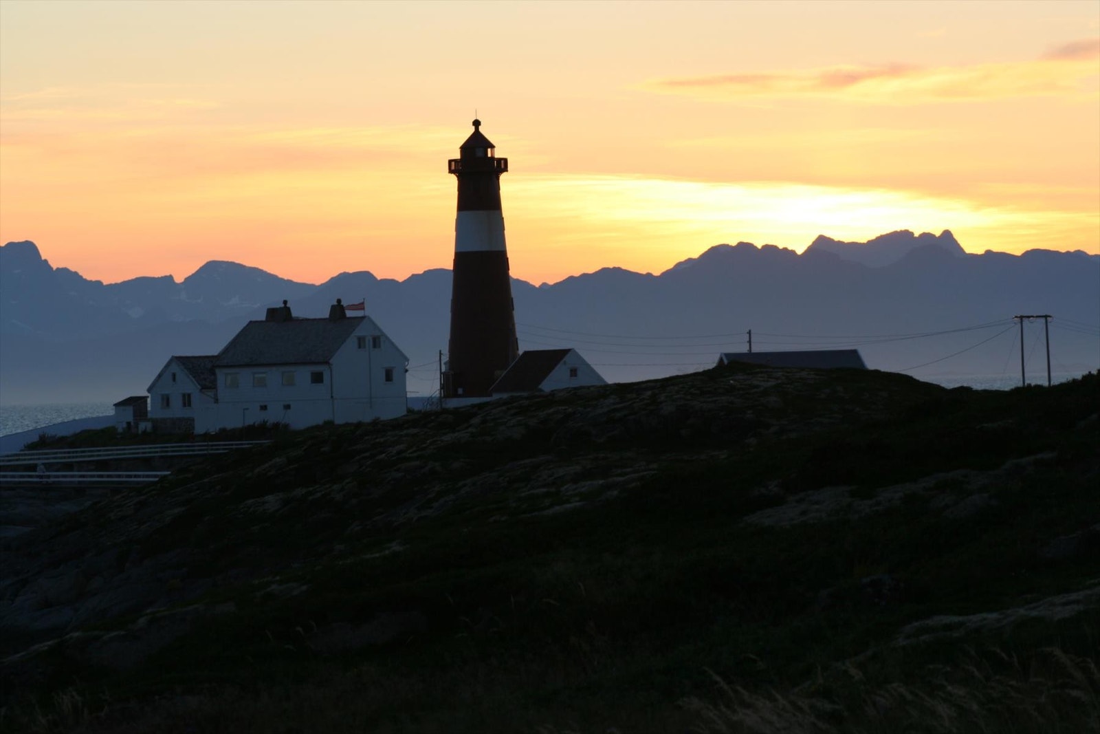 Himmelen "brenner" bak Lofotveggen Galleribilde