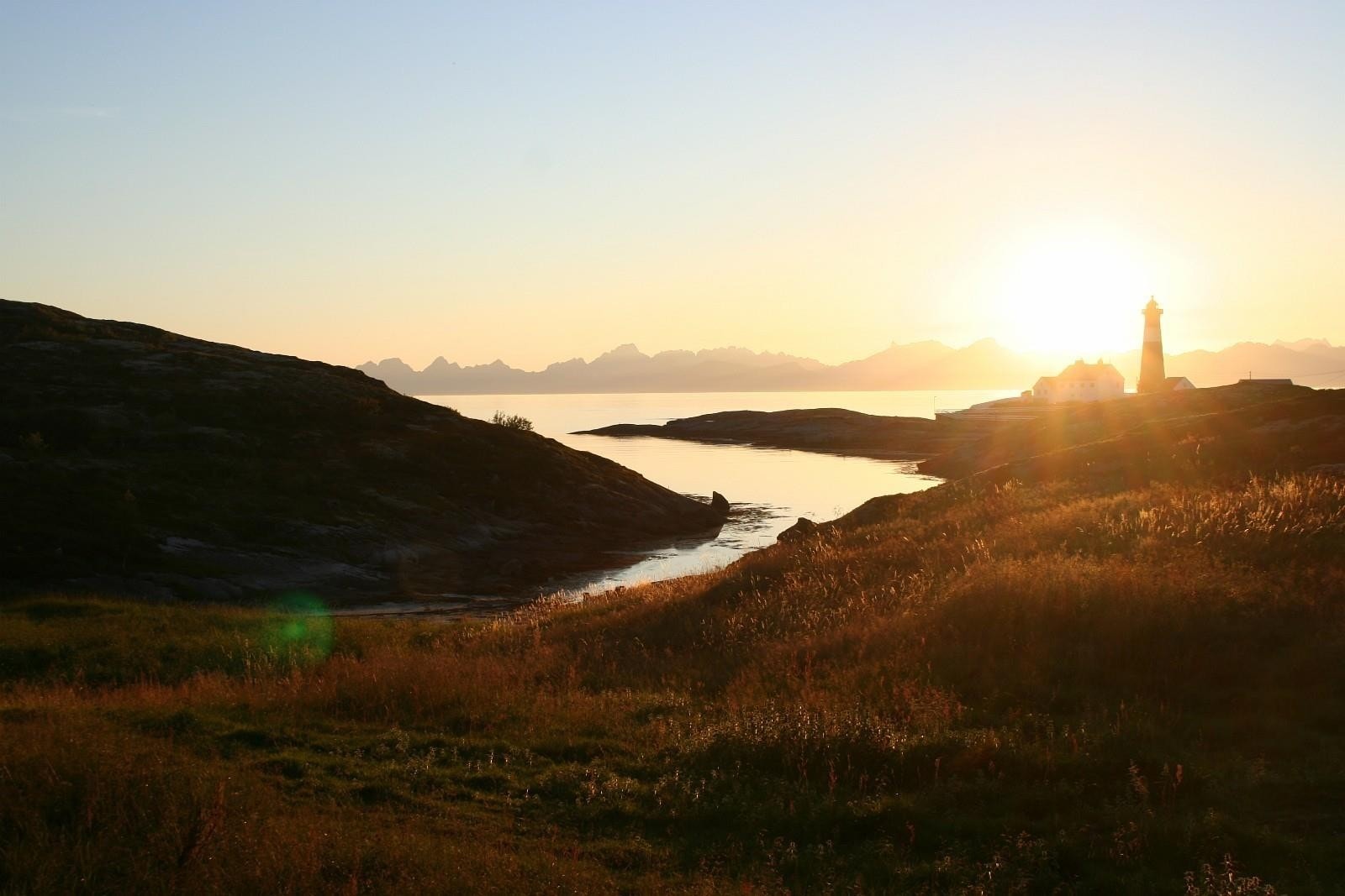 Midnattsola - eiendommen ligger såpass åpent til at du sommerstid har sola omentrent hele døgnet Galleribilde