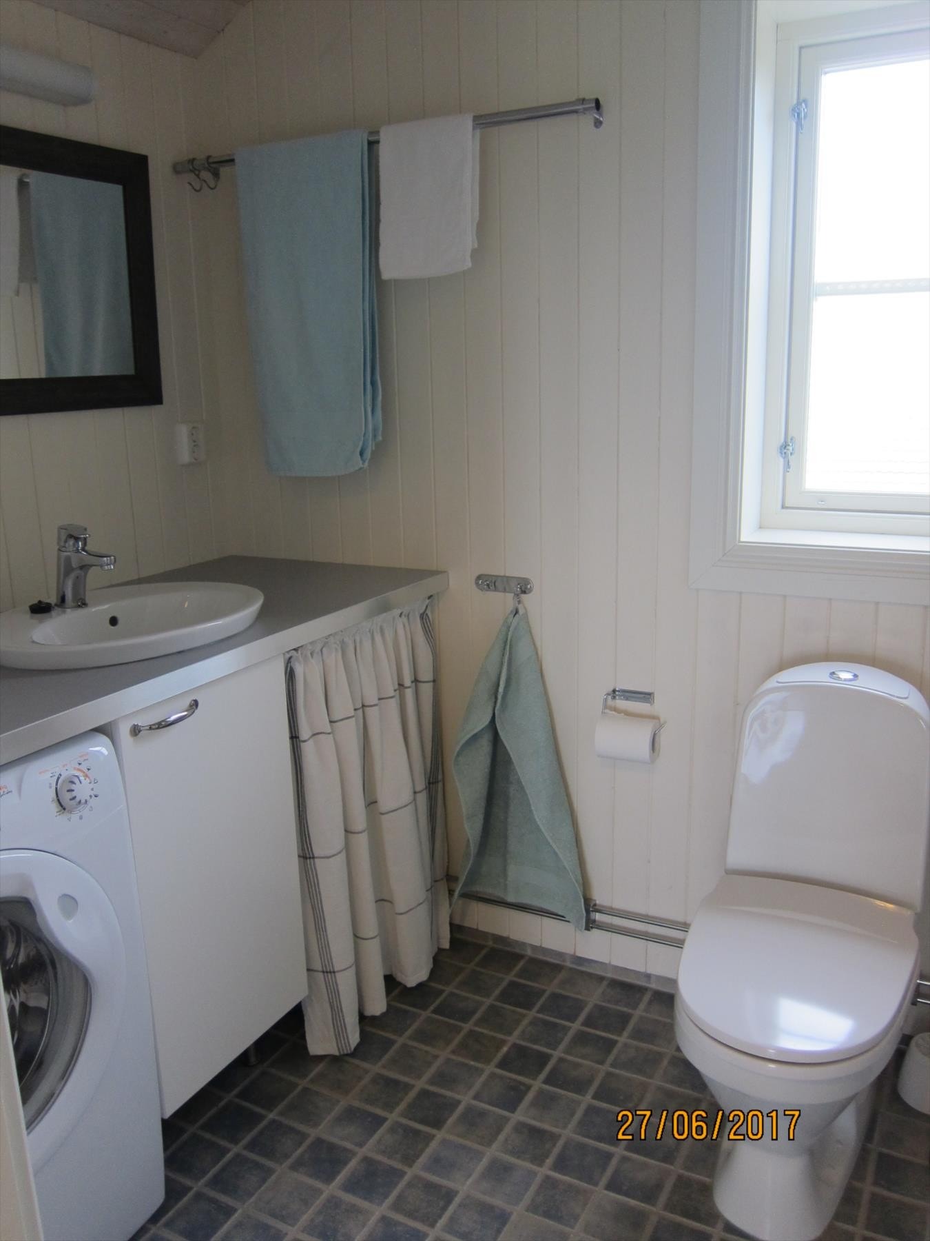 Badet er plassert i 1 etasje - innlagt vann og godkjent avløp - her er alt på plass Galleribilde